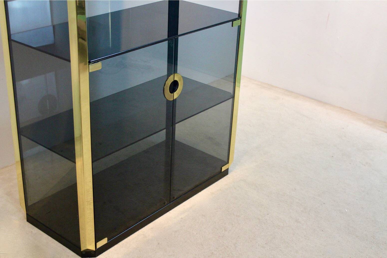 Armoire en verre fumé et laiton