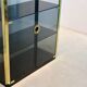 Armoire en verre fumé et laiton