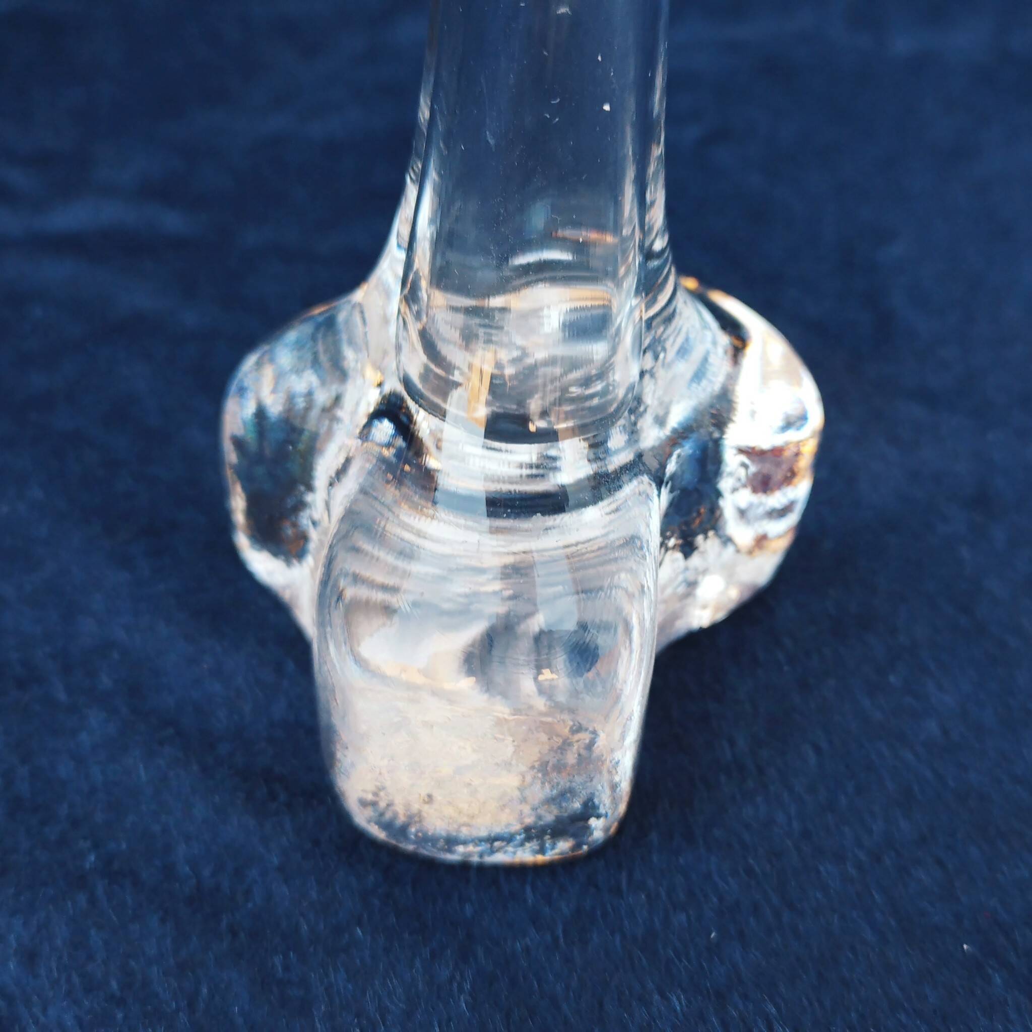 Glass single-flower vase with thick base design