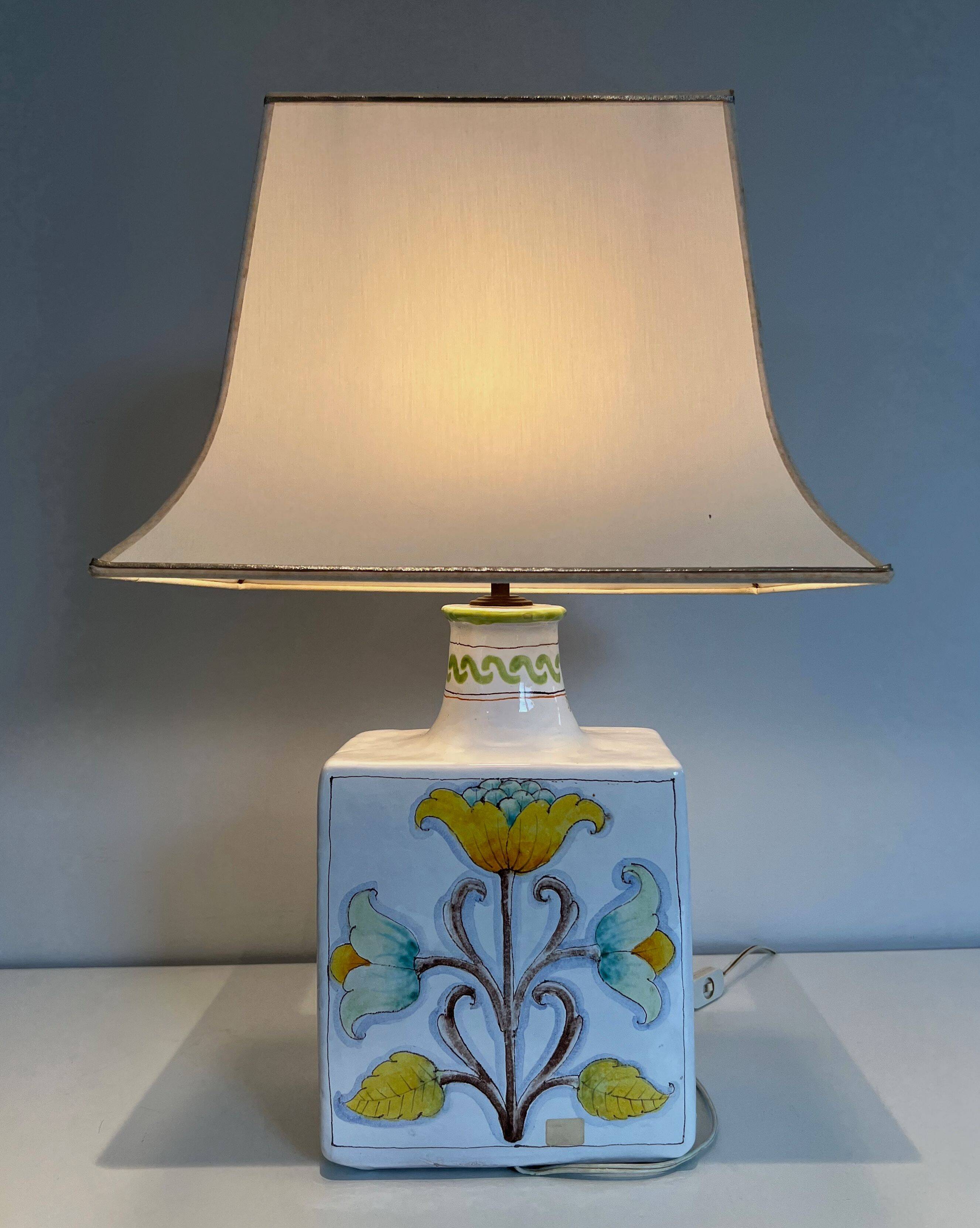Lampe de table en faïence à décors d'oiseaux et de fleurs