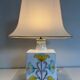 Lampe de table en faïence à décors d'oiseaux et de fleurs
