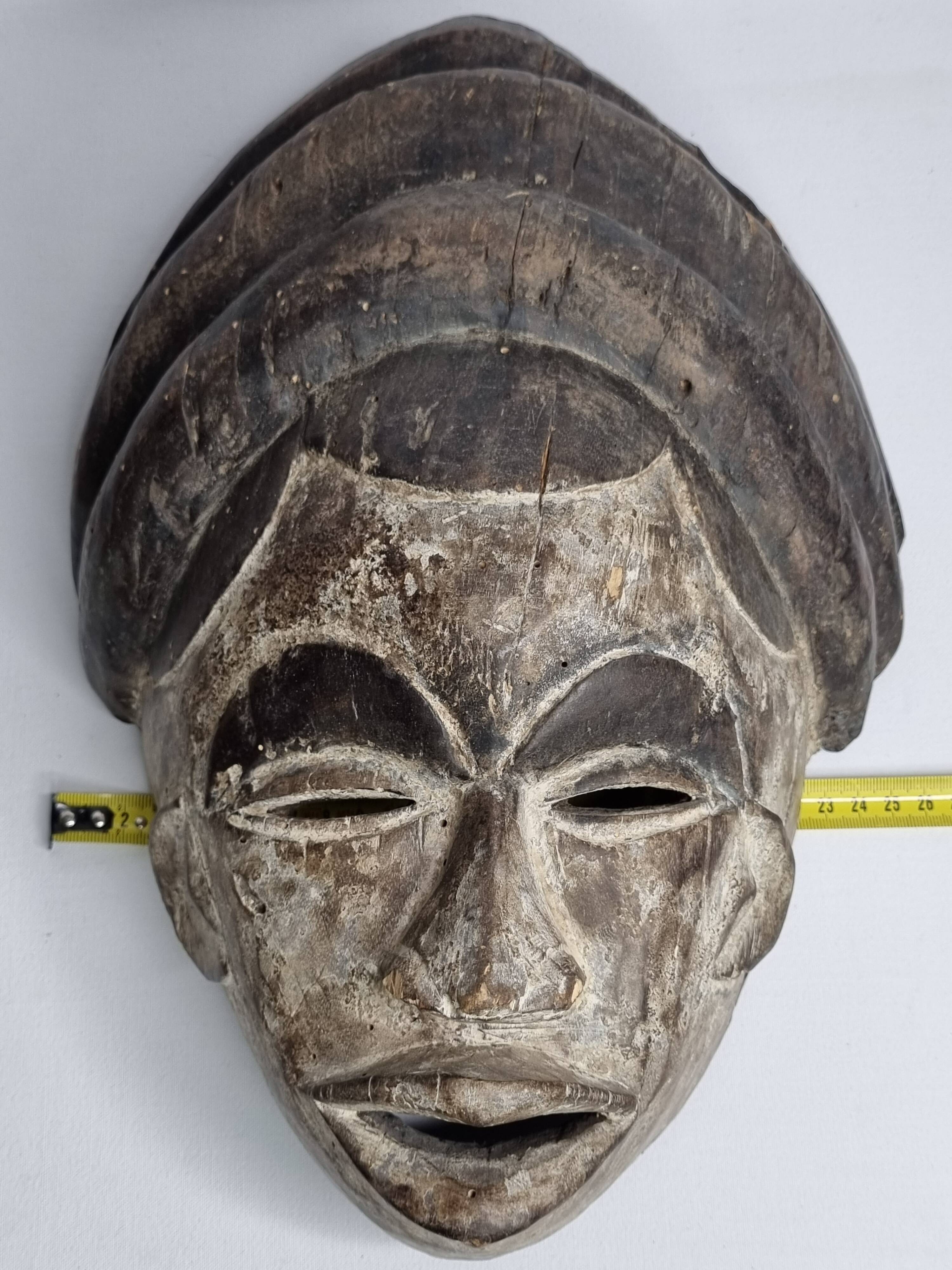 Masque Igbo en bois sculpté, grande coiffe, patine bicolore, Nigeria, 33 cm