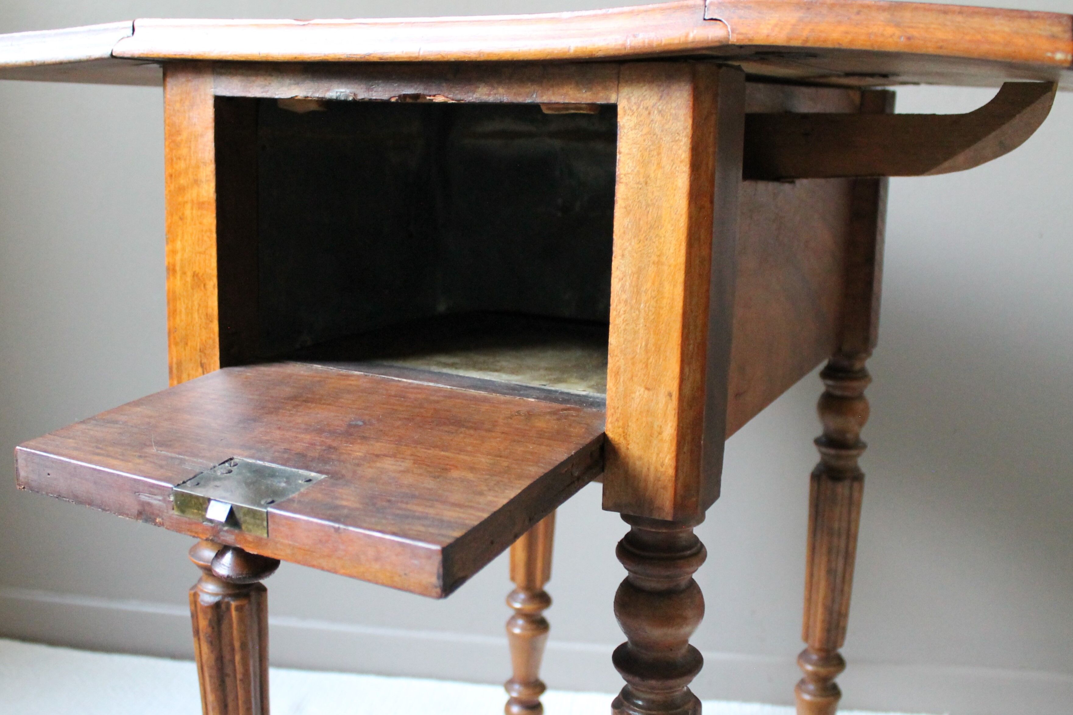 XiXe mahogany flap table