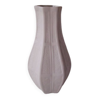 Vase en porcelaine biscuit