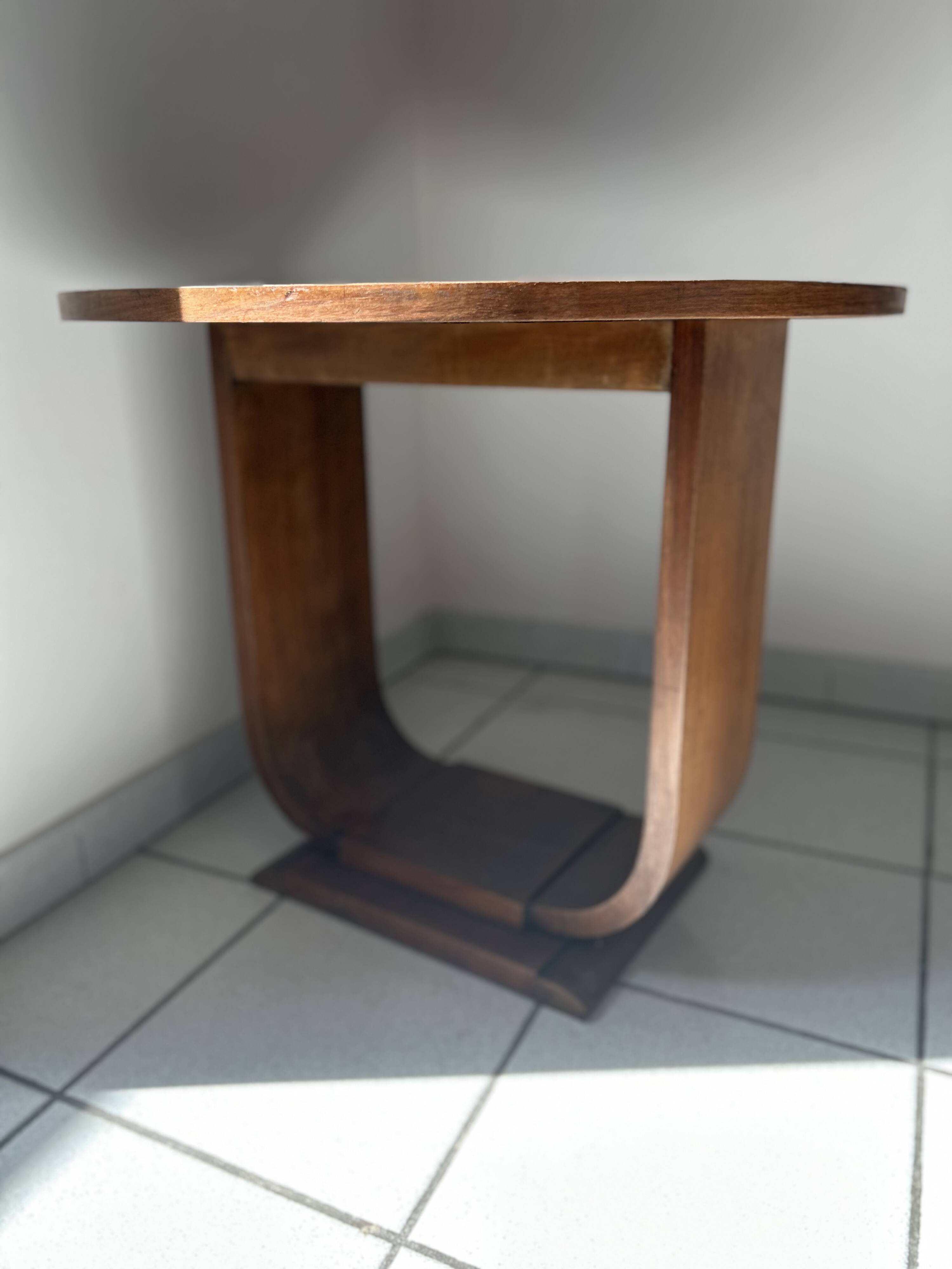 Round coffee table
