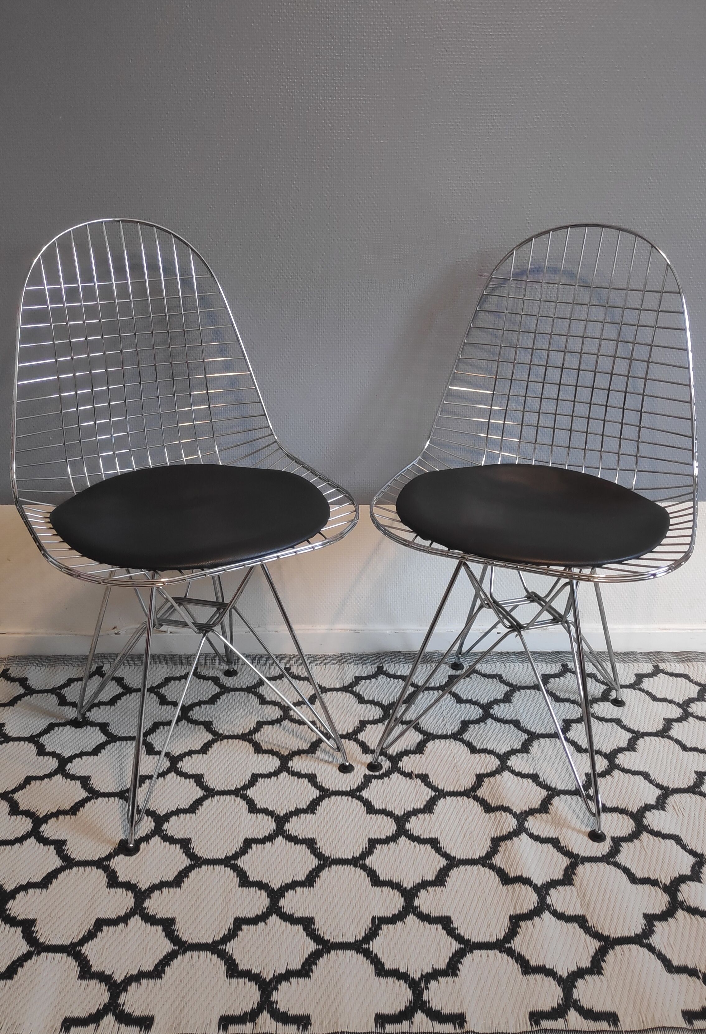 Chaises design en métal chromé et assise en skai noir