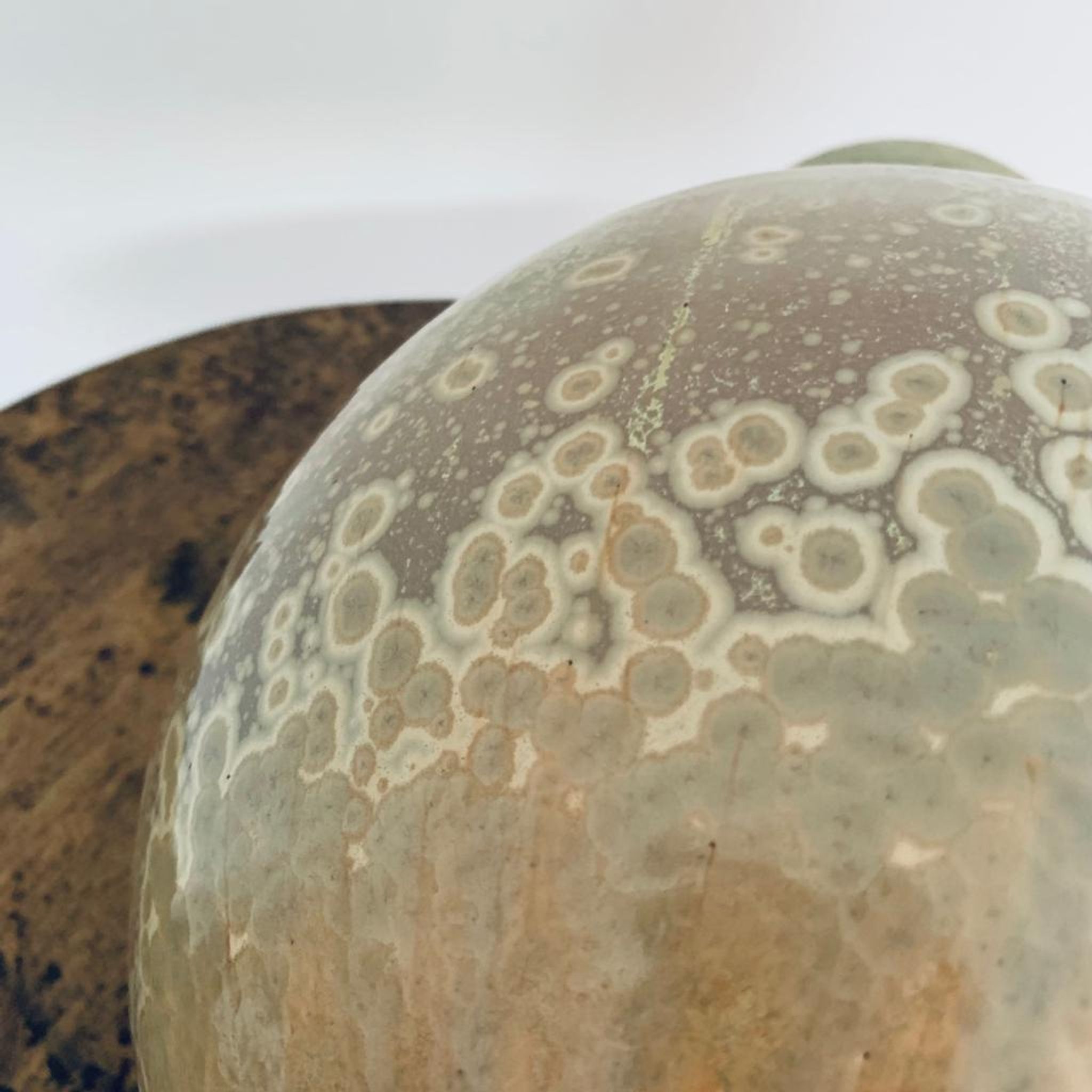 Vase boule émaillé et cristallisé signé