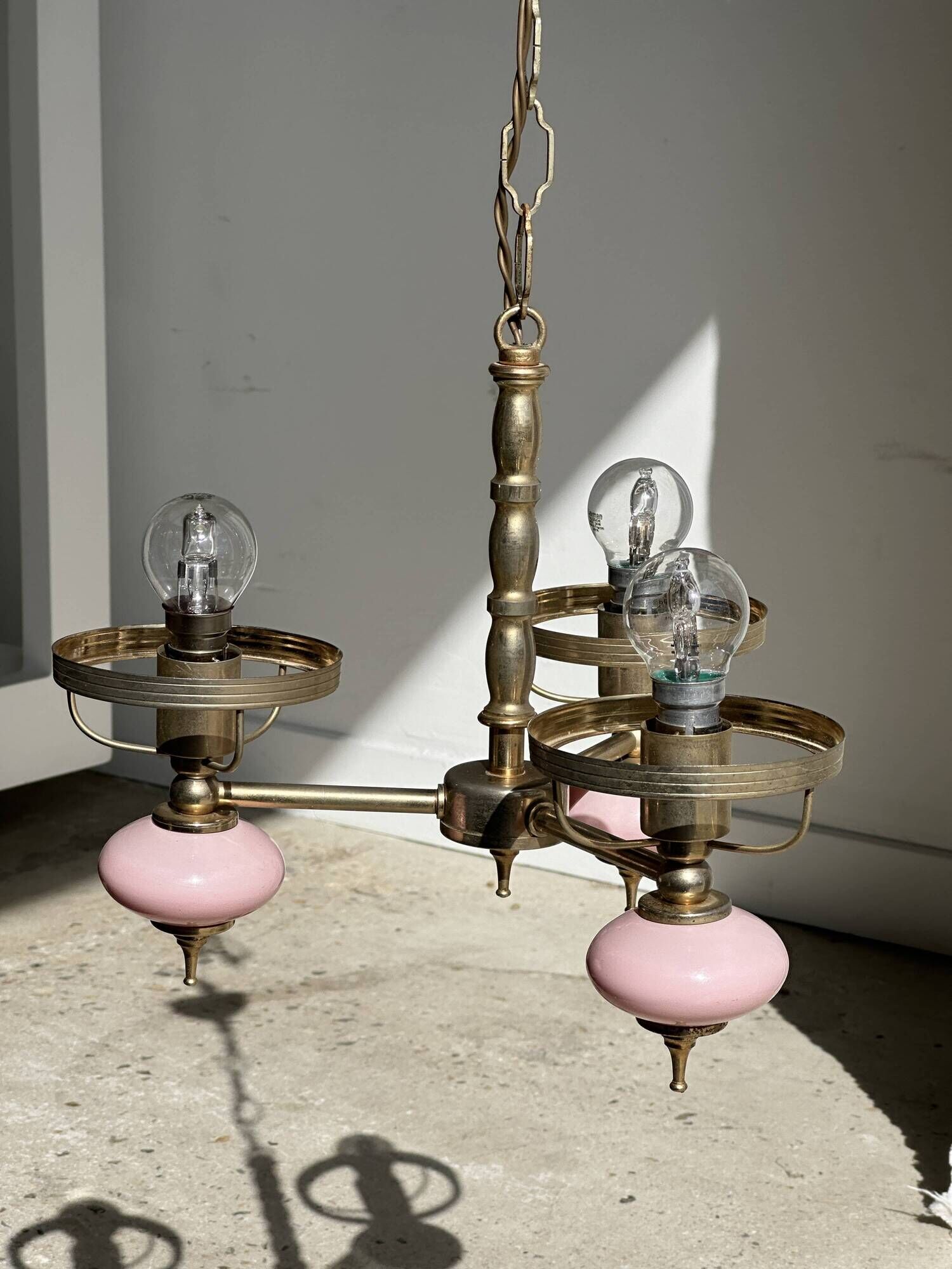 Petit lustre rose et doré à 3 bras de lumières