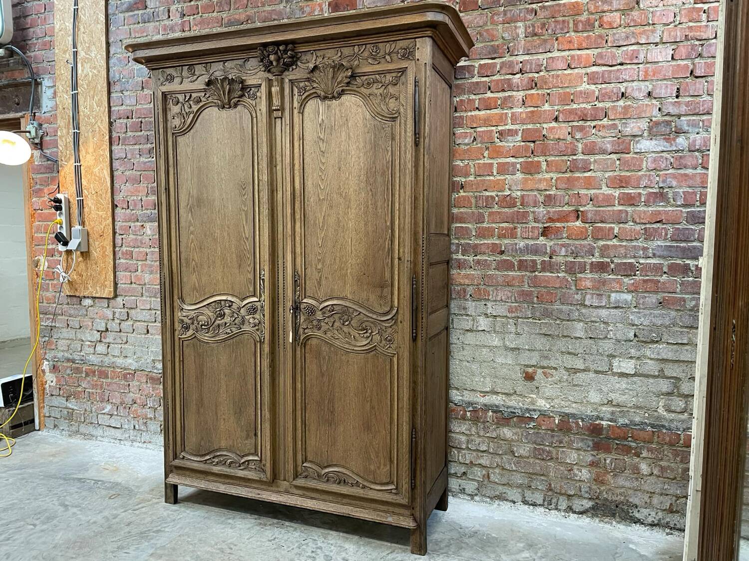 Armoire antique française à motifs floraux sculptés à la main