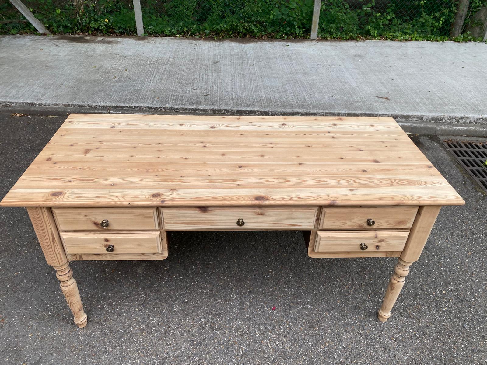 Scandinavian cocktail desk renovated in solid wood from the 90s.