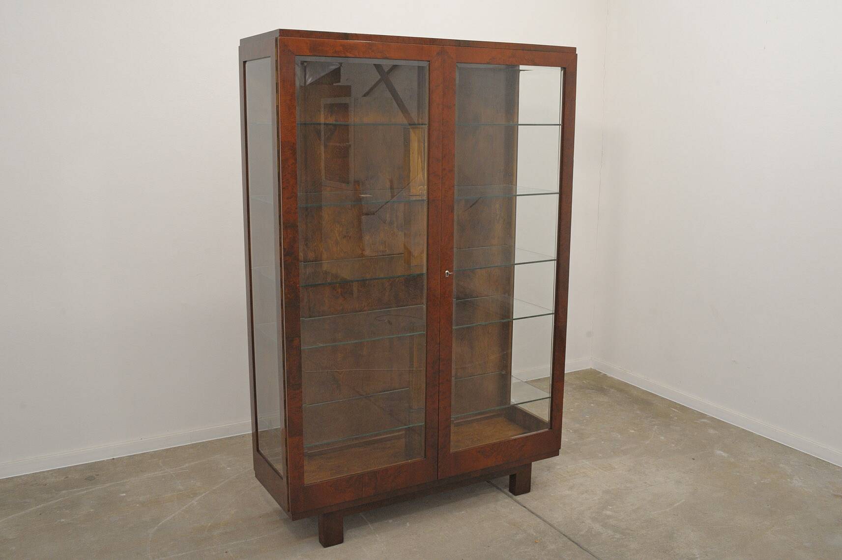 Vitrine fonctionnaliste art deco, années 1930, tchécoslovaquie