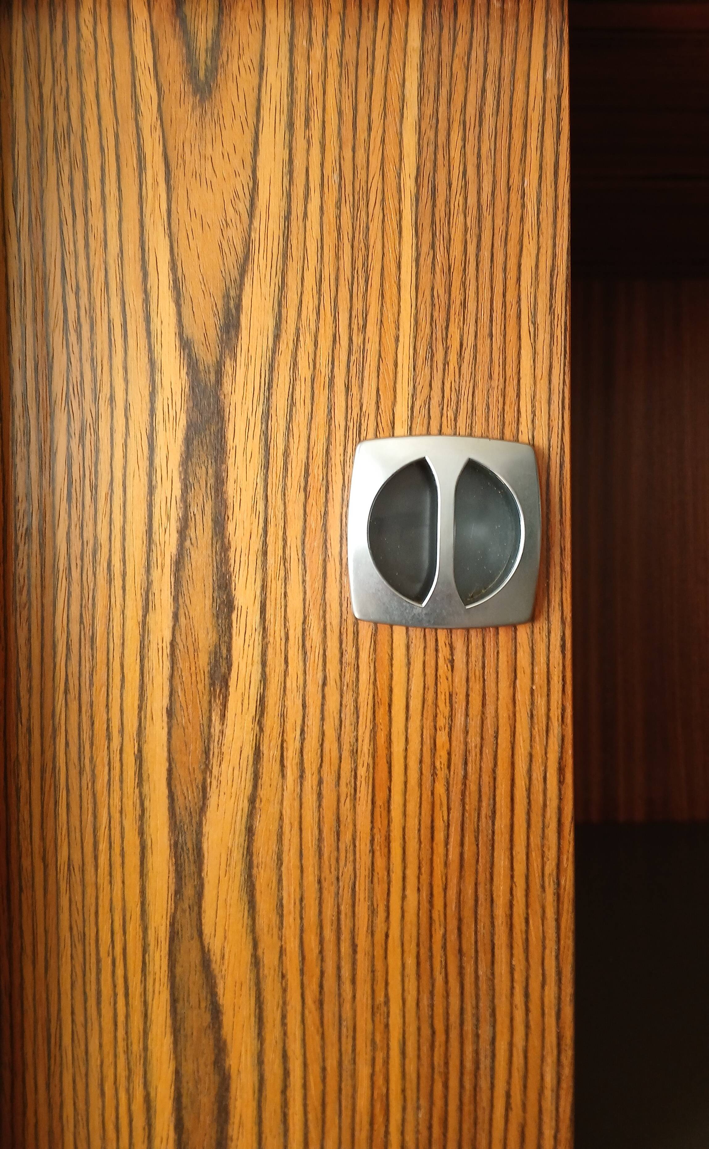 2-door sliding furniture in the style of F. Knoll, veneered teak.