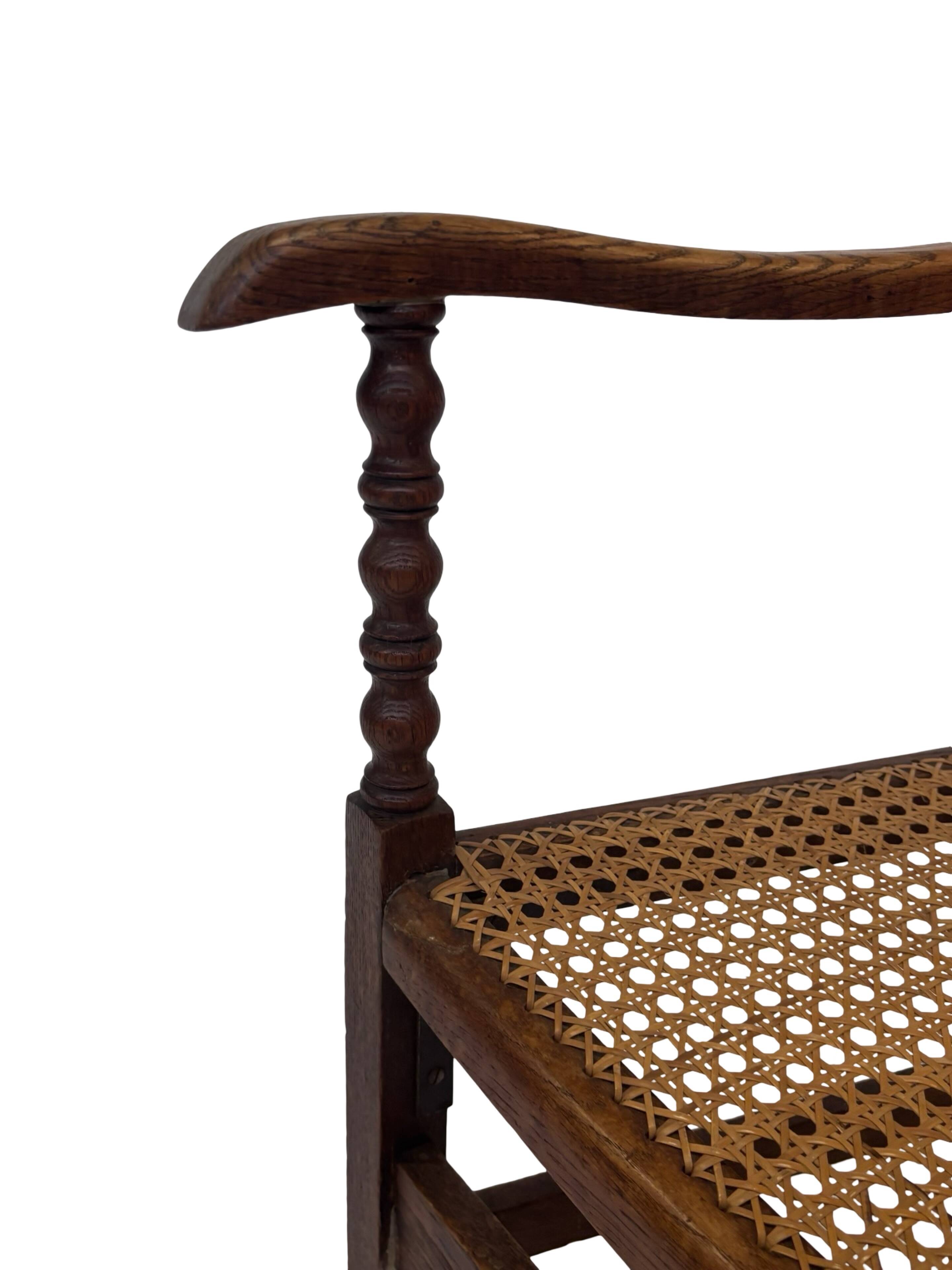 Fauteuil Art Déco en chêne tressé, design minimaliste.