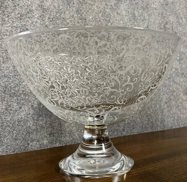 Importante coupe de centre de table sur piédouche en cristal de Baccarat