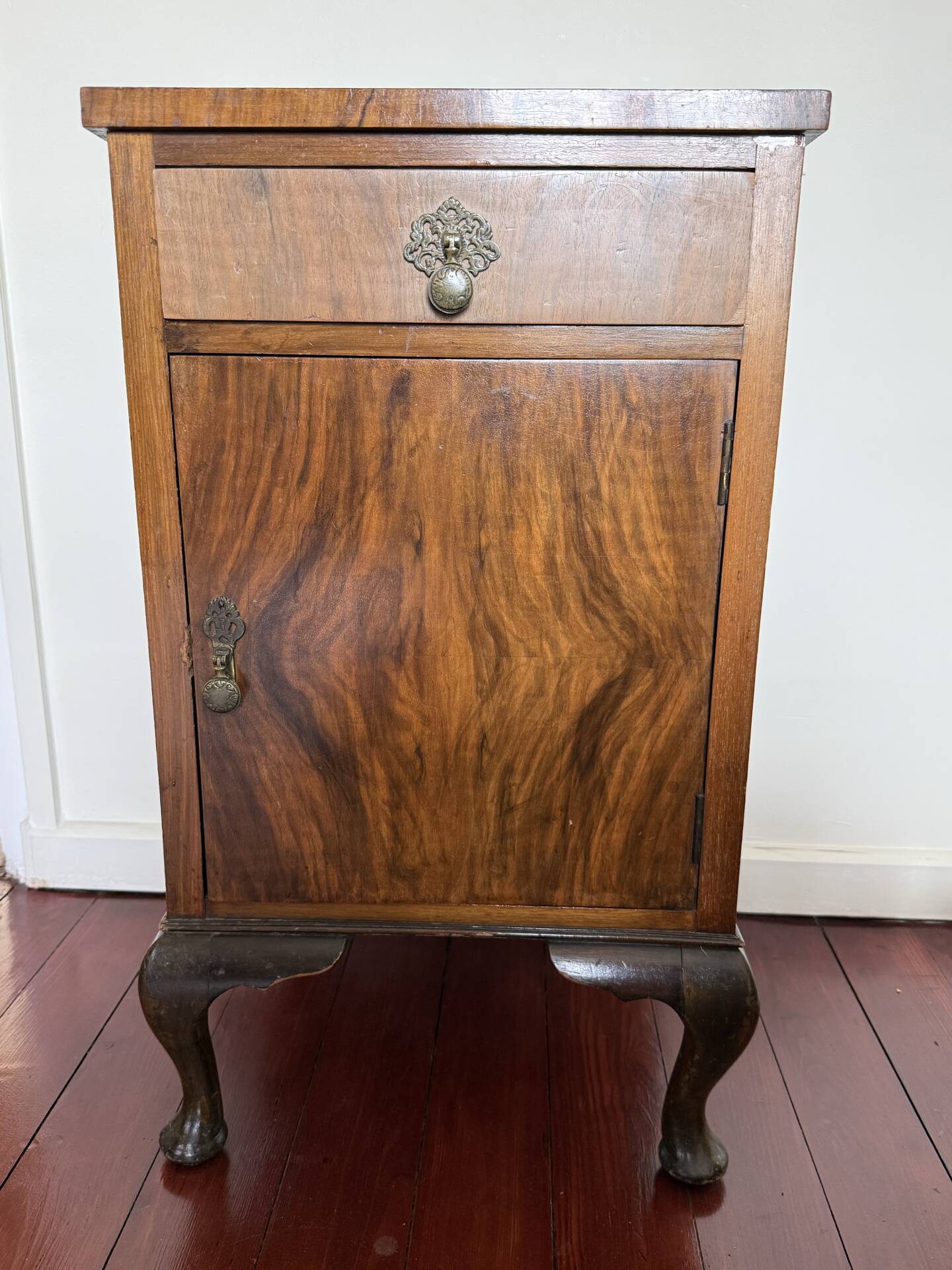 English-style wardrobe and its chest of drawers in walnut burl.