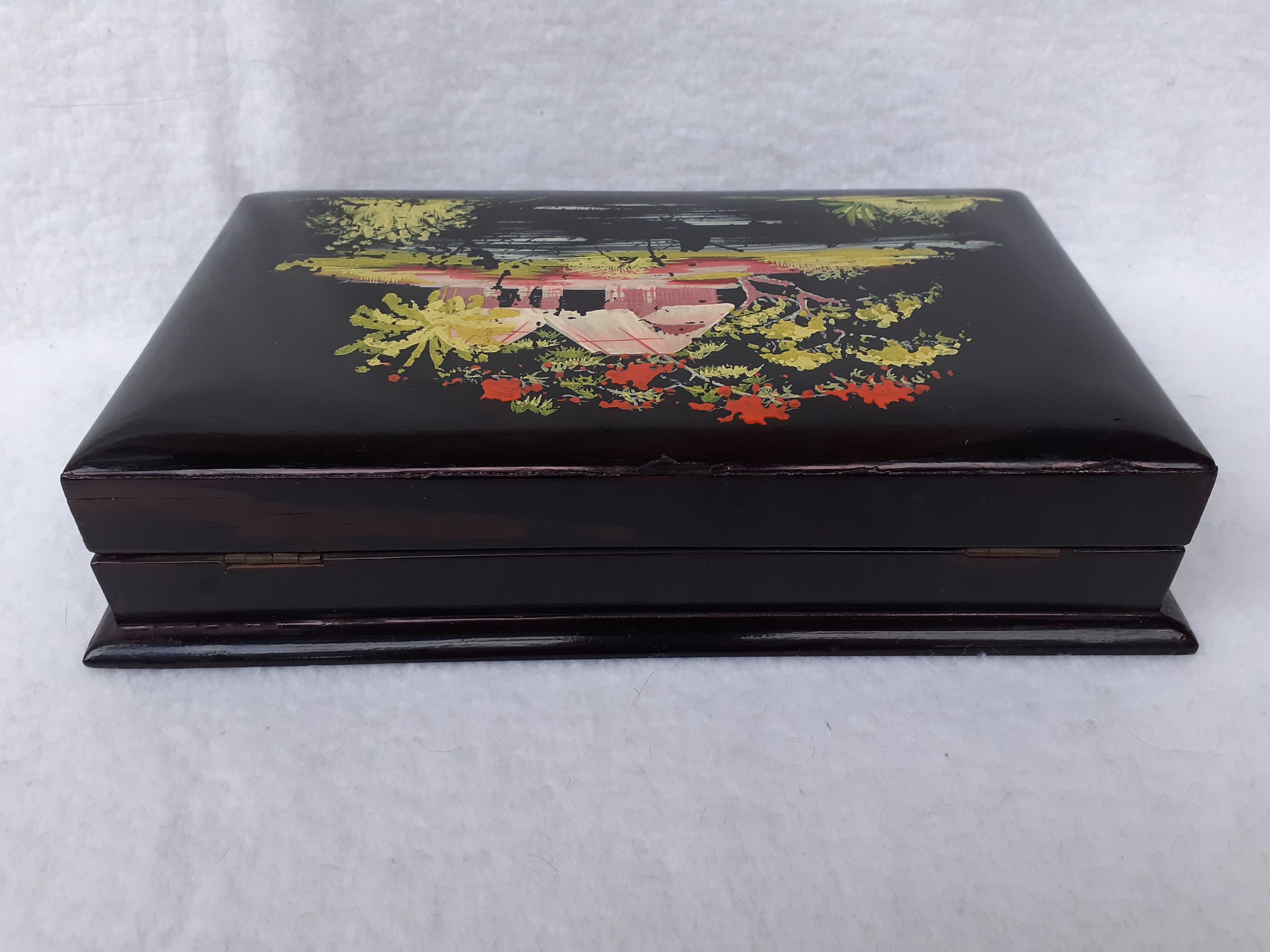 Vintage cigarette dispenser box