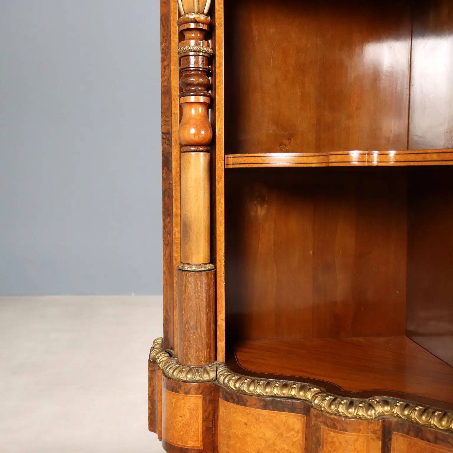 Buffet ancien en placage de loupe d’érable, Royaume-Uni, XIXe siècle