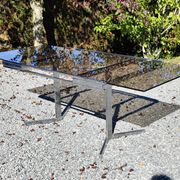 Table pietement chromé et verre fumé année 70 avec allonges