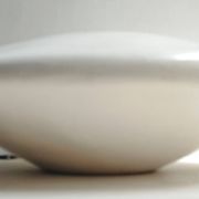 Jardinière en résine blanche forme soucoupe - mouvement futuriste