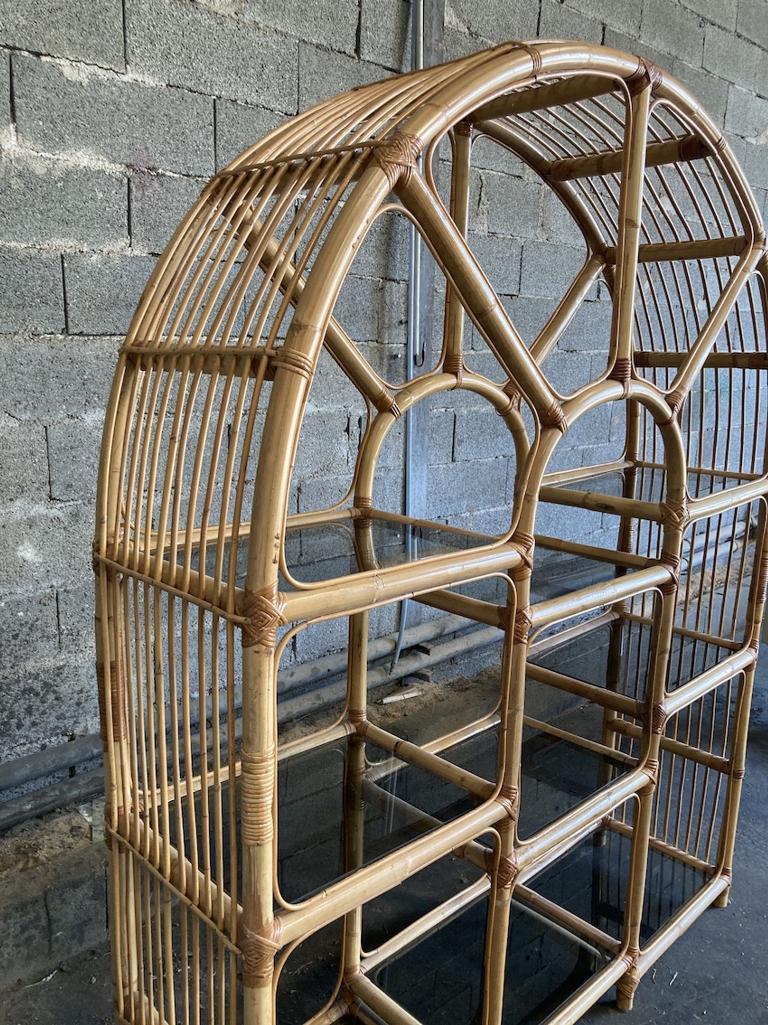 Etagère en rotin à 9 plateaux en verre