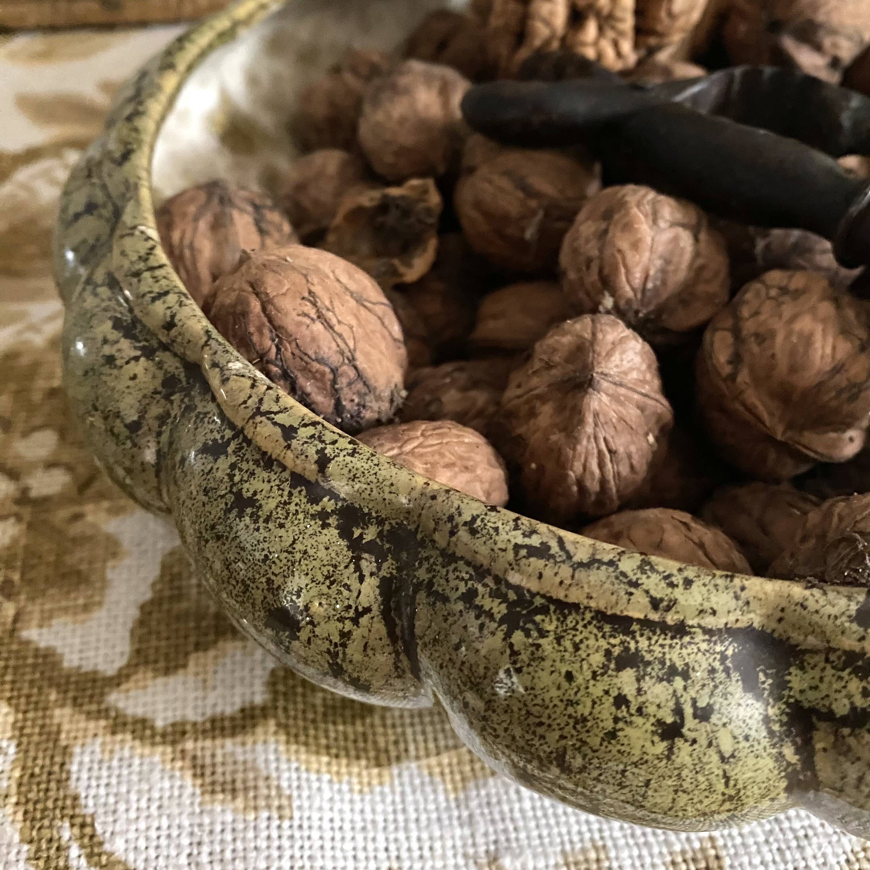 Plat en céramique mouchetée