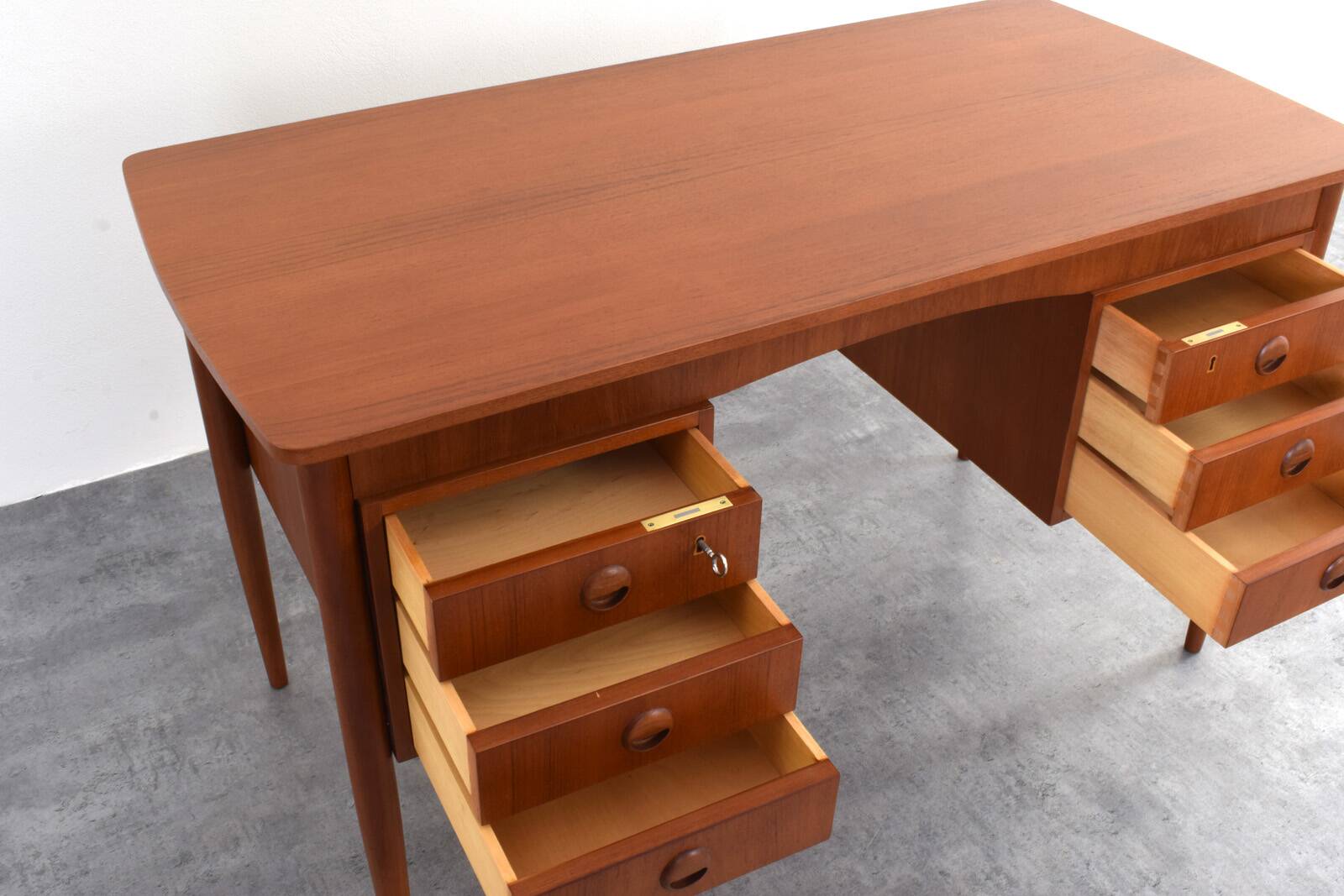 Bureau en teck danois des années 1960.