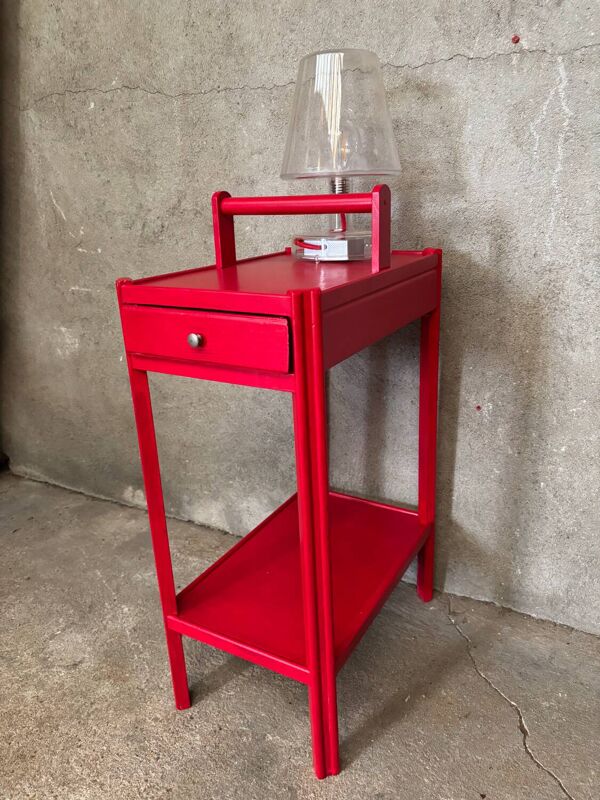 Guéridon, bout de canapé, telle une travailleuse, rouge