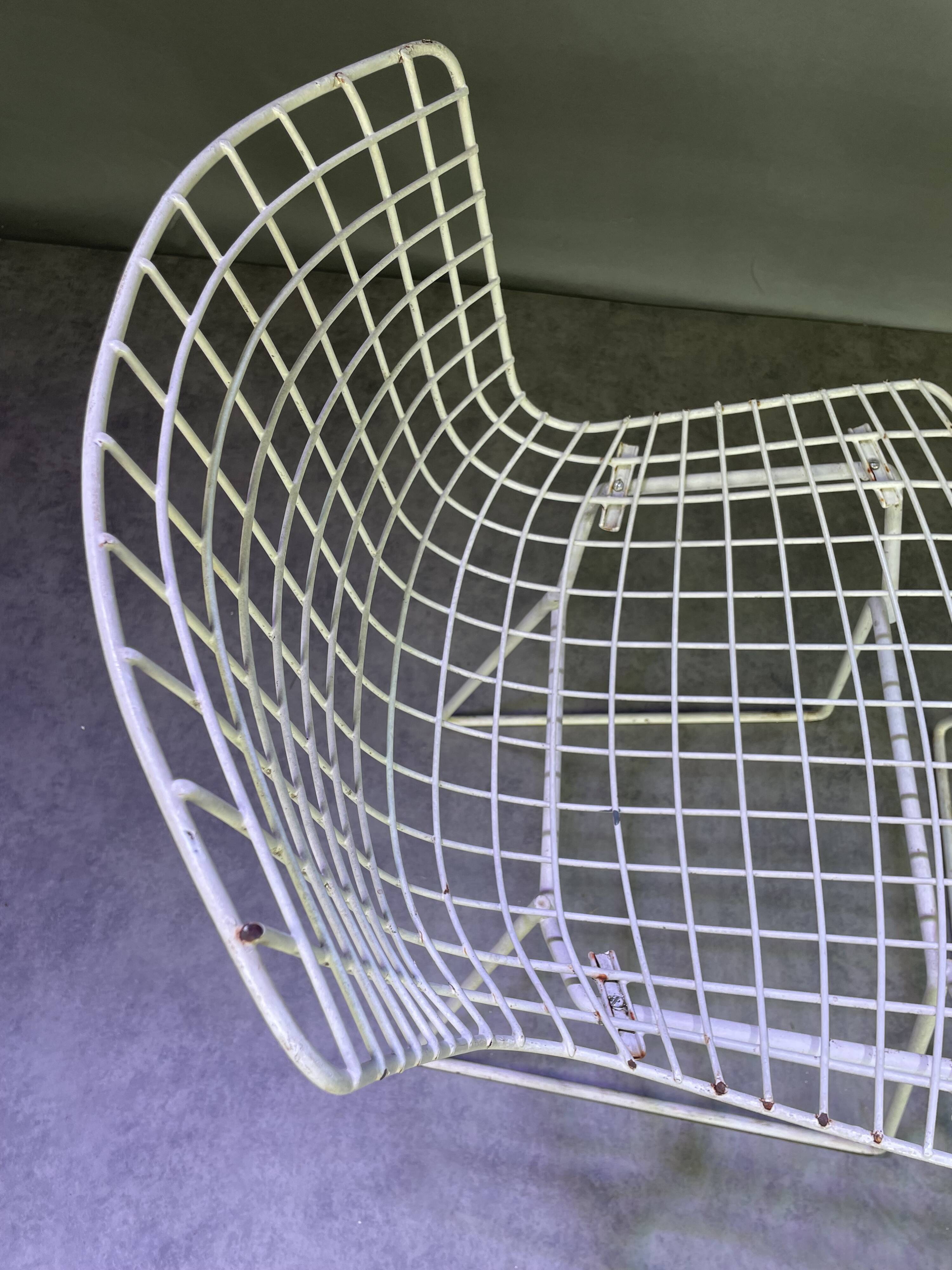 Pair of Bertoïa chairs