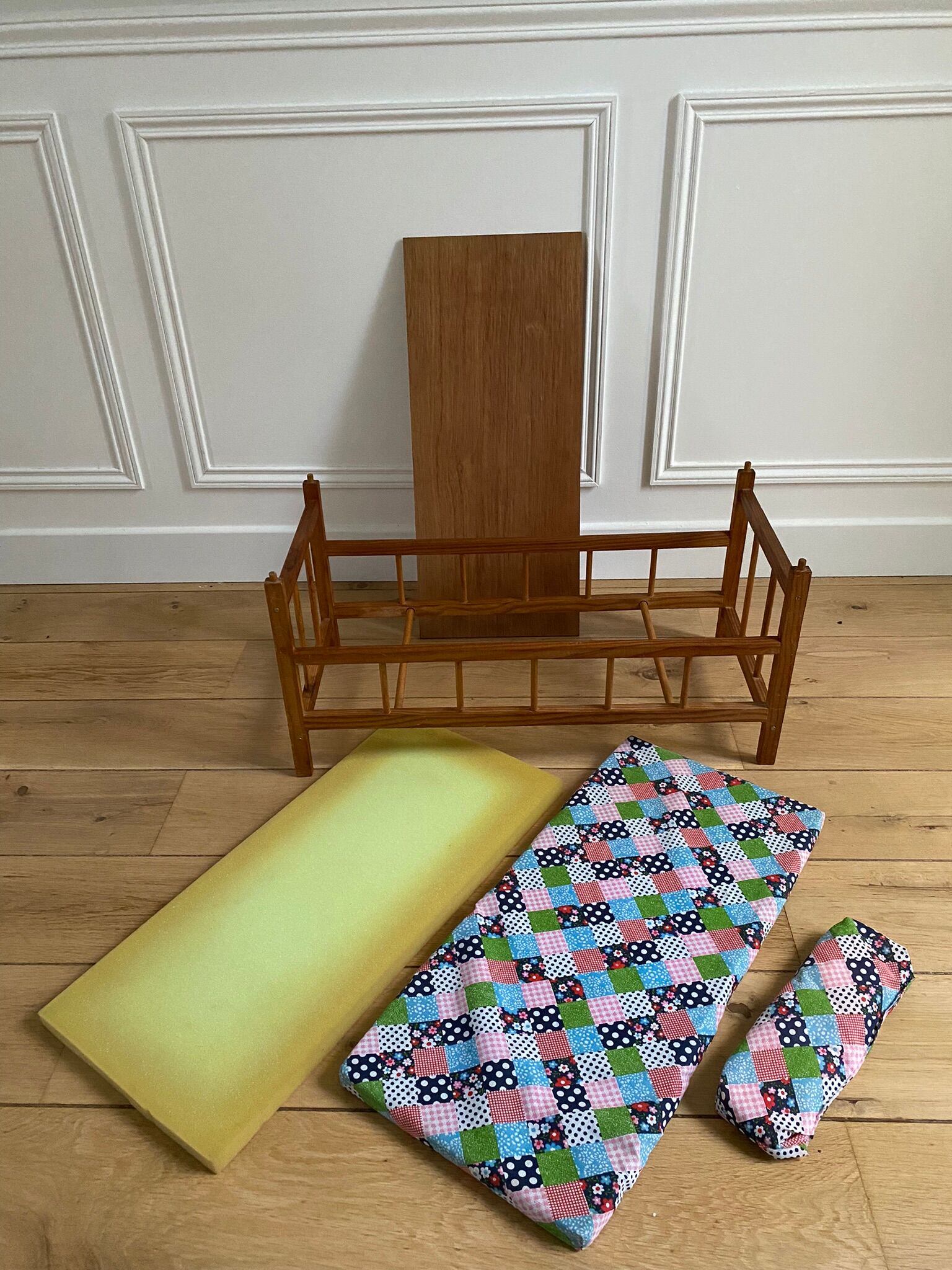 Dejou Vintage Wooden Dollbed 60s