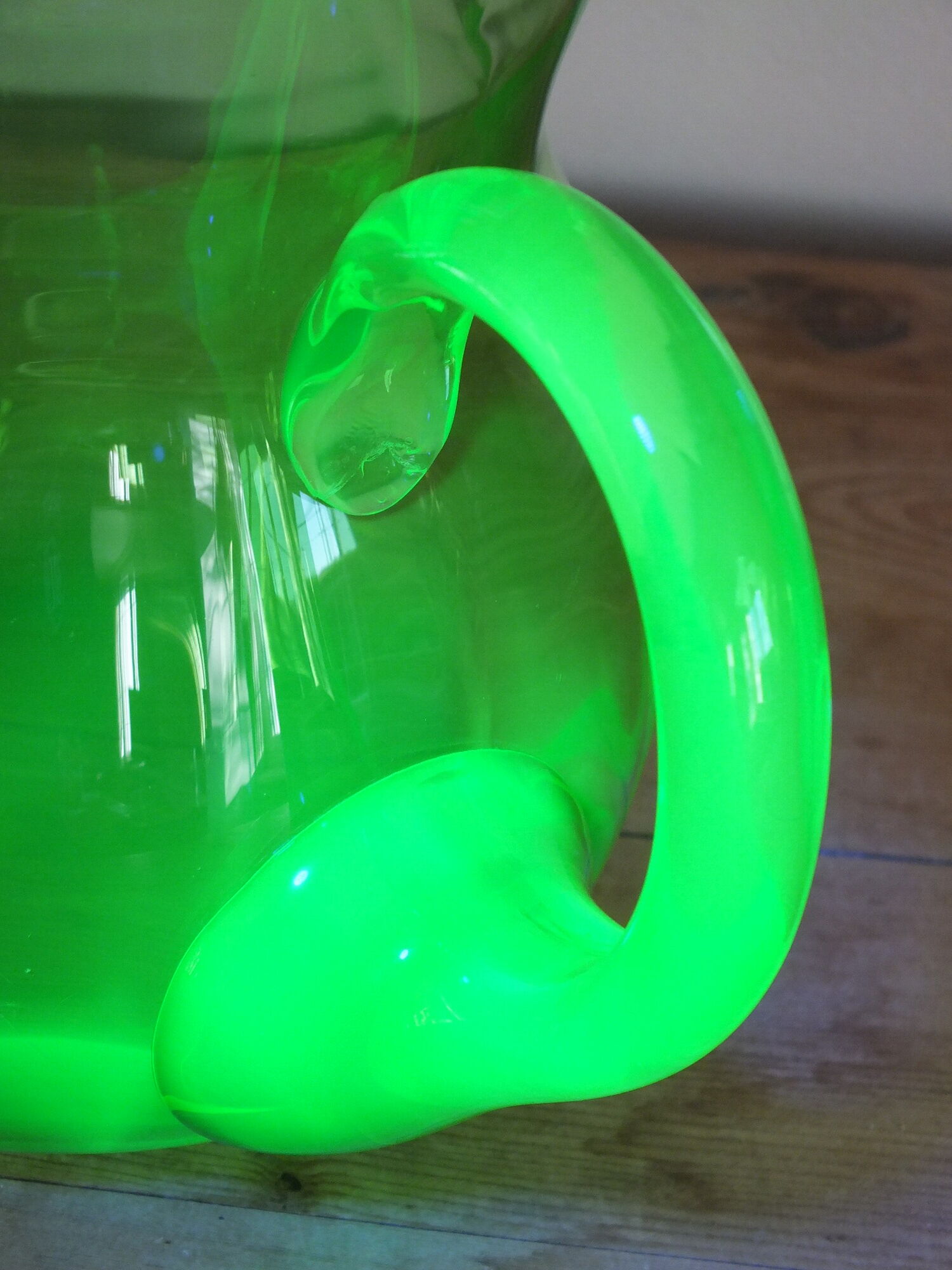 Pichet ou broc à eau en verre ouraline couleur vert ancien
