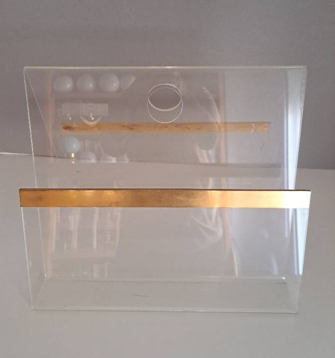 Porte-revues en plexiglas