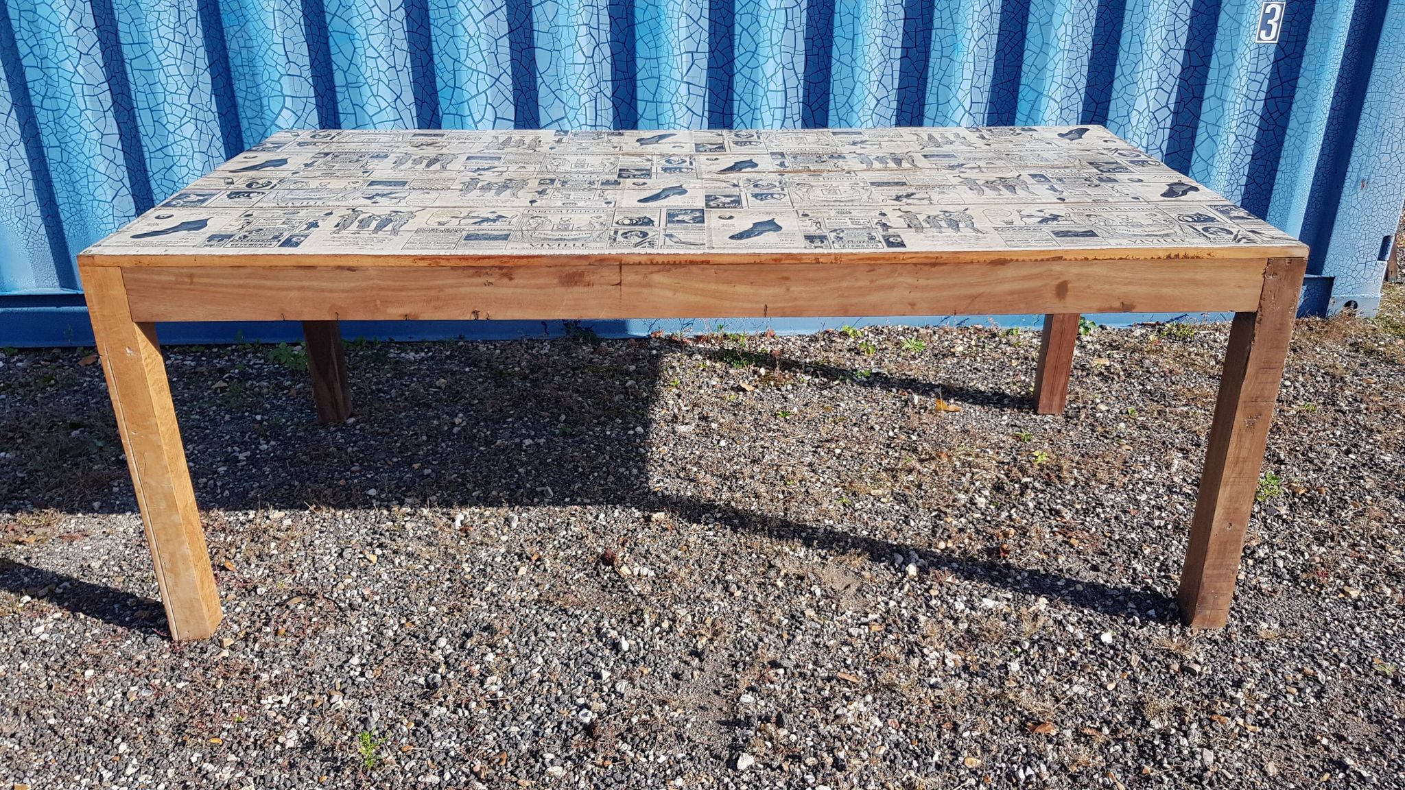 Table à manger en teck avec plateau illustré