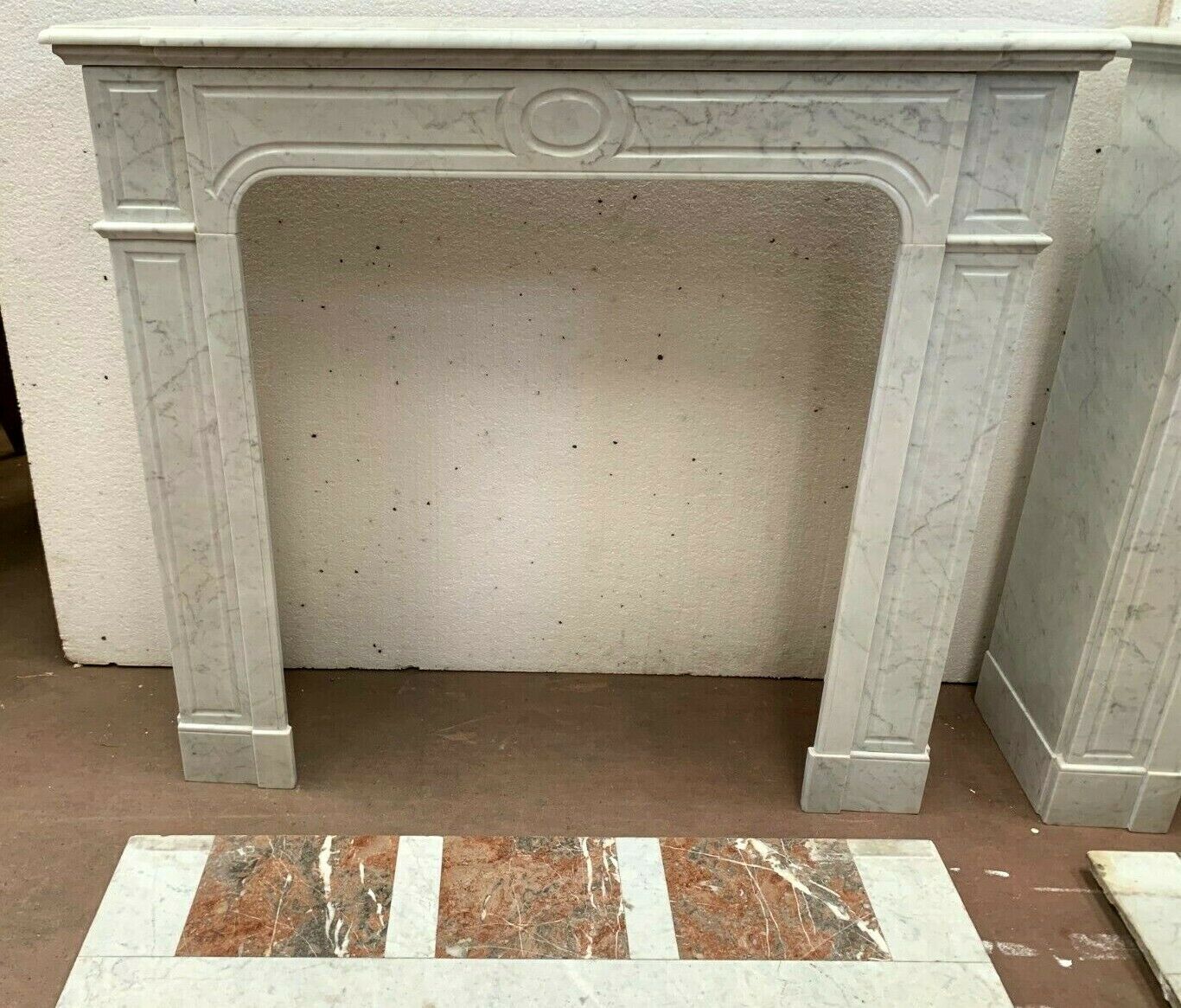 Cheminée de style Louis XVI en marbre blanc veiné de Carrare XIX siècle