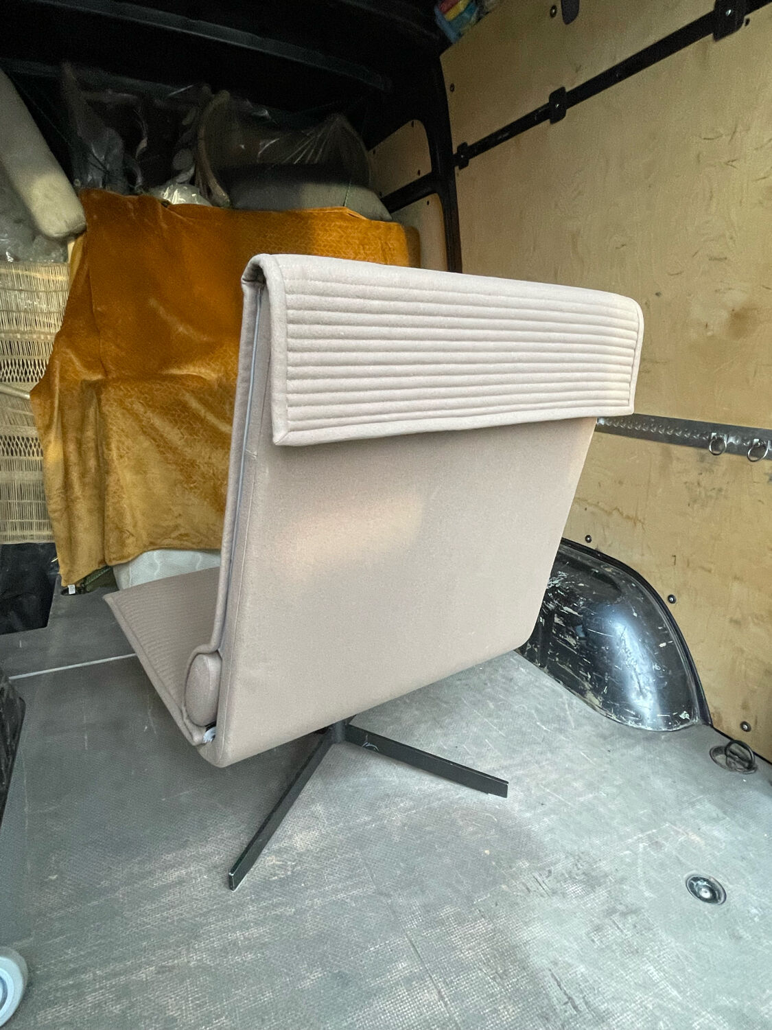 B&B Italia swiveling chair in beige hopsack