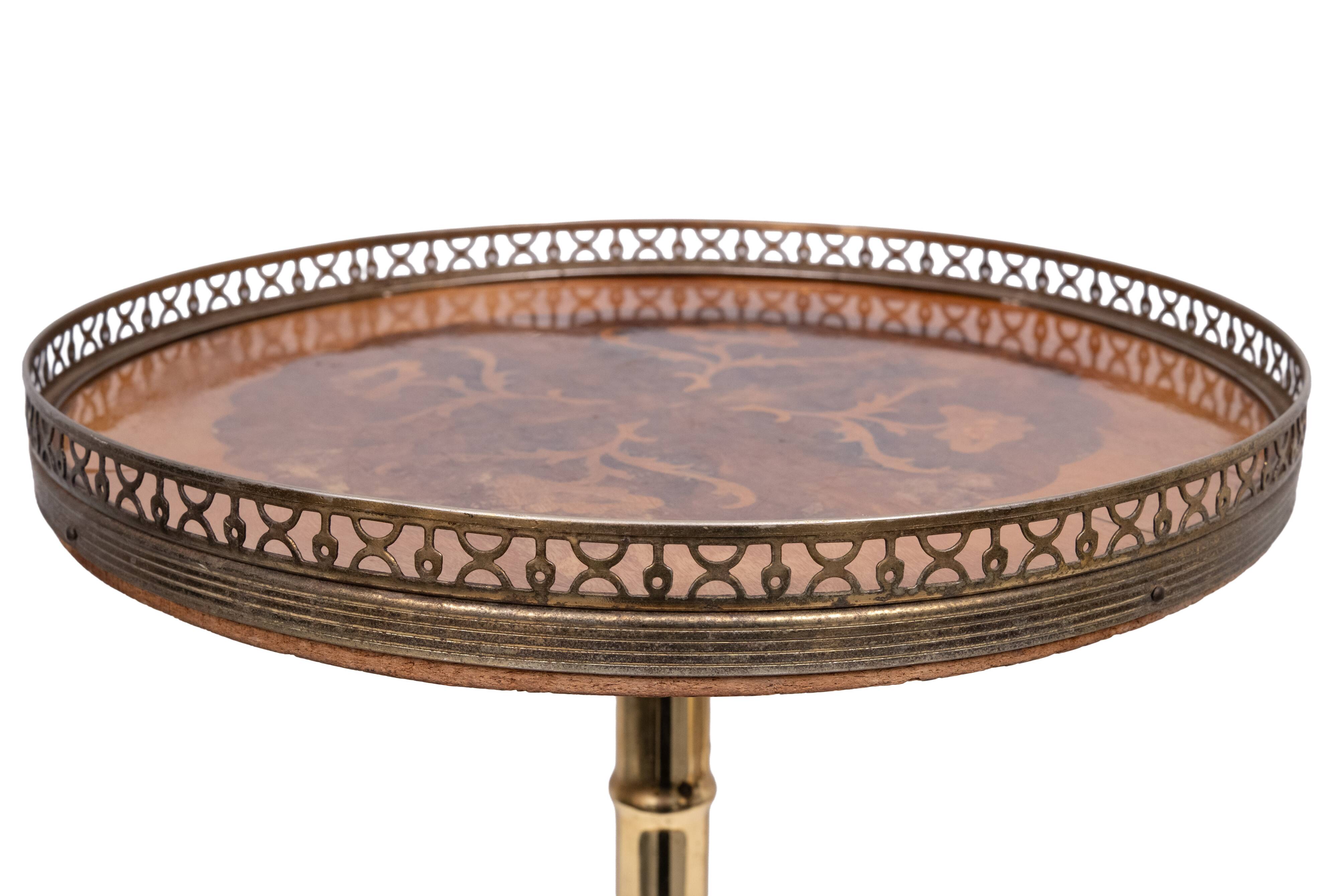 Table d'appoint en bois marqueté italien des années 1950, style mid-century modern.