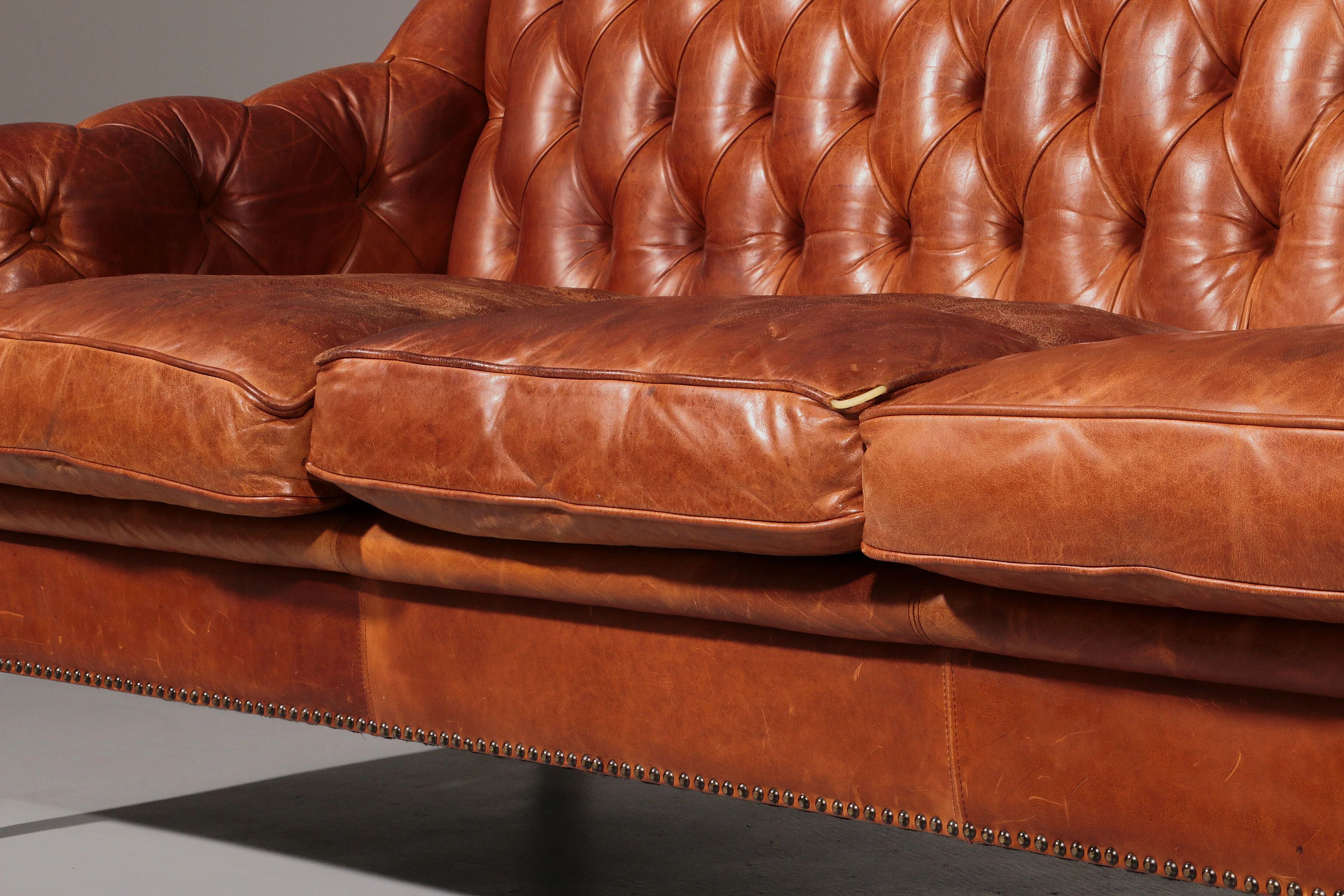 Canapé Chesterfield en cuir vieilli