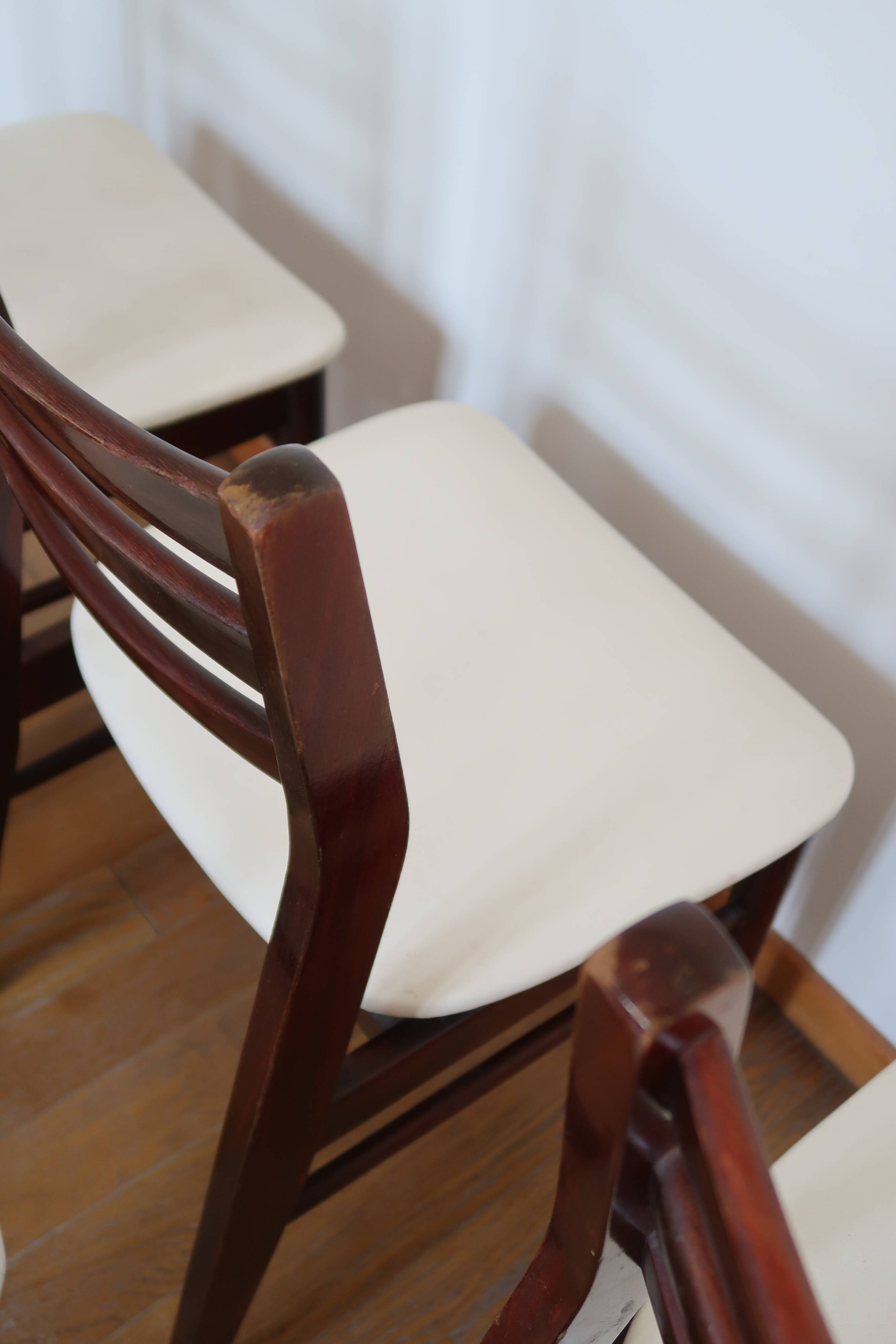 6 Scandinavian chairs skaï white