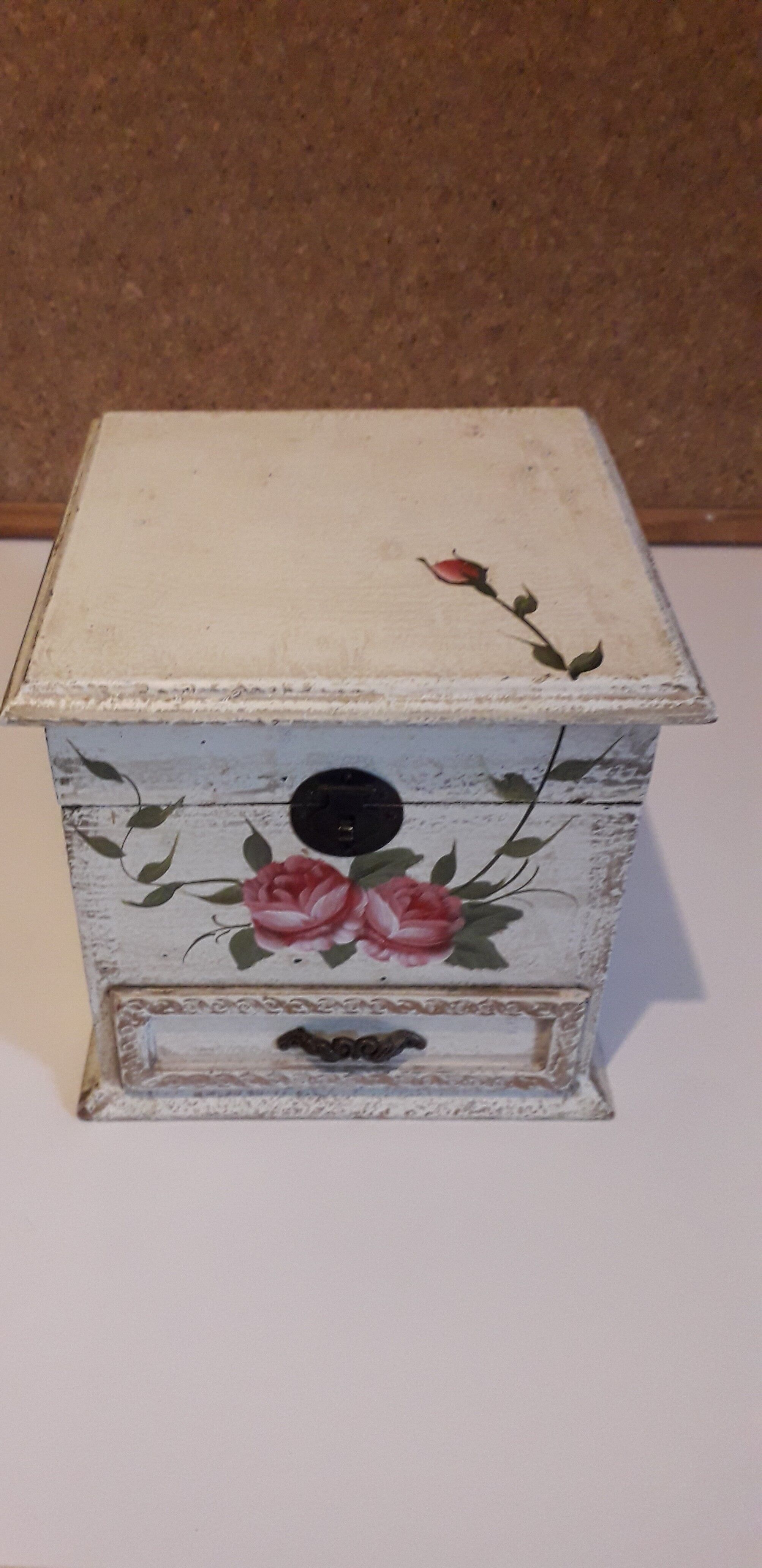Jewelry box in painted wood patinated pink decoration, with 2 compartments
