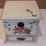 Jewelry box in painted wood patinated pink decoration, with 2 compartments