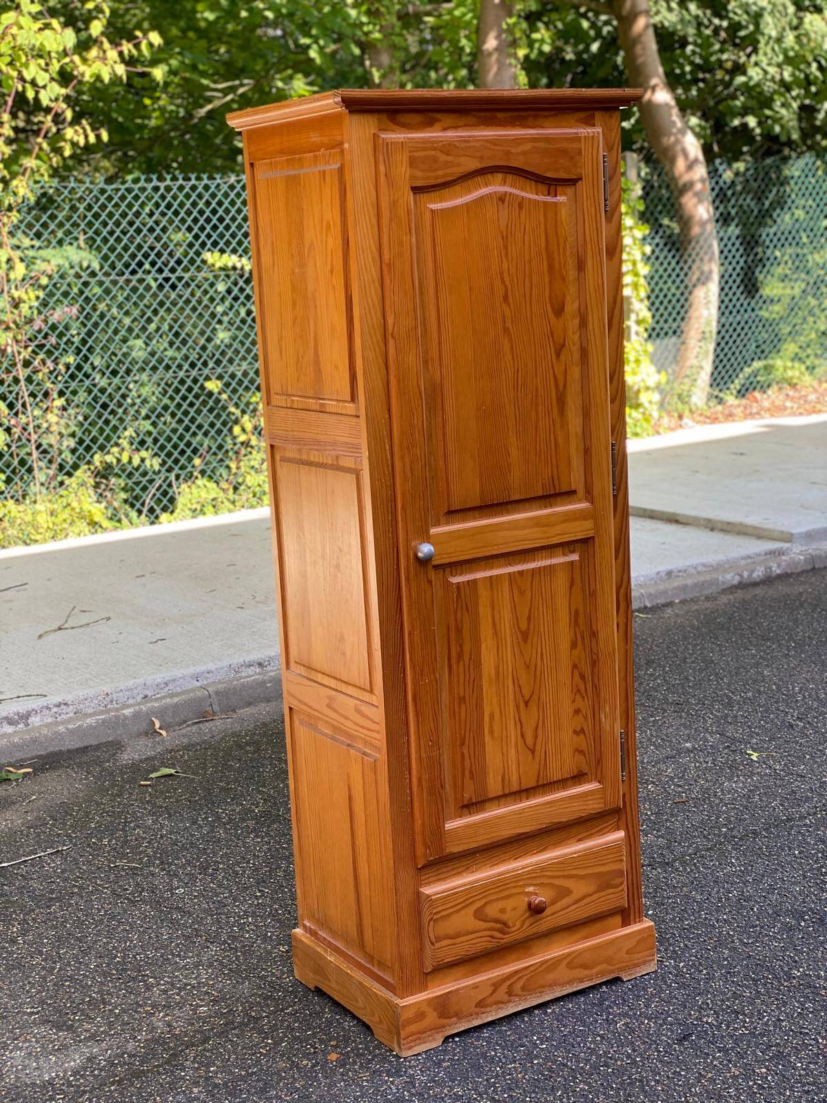 Scandinavian single-door solid wood wardrobe with hanging space