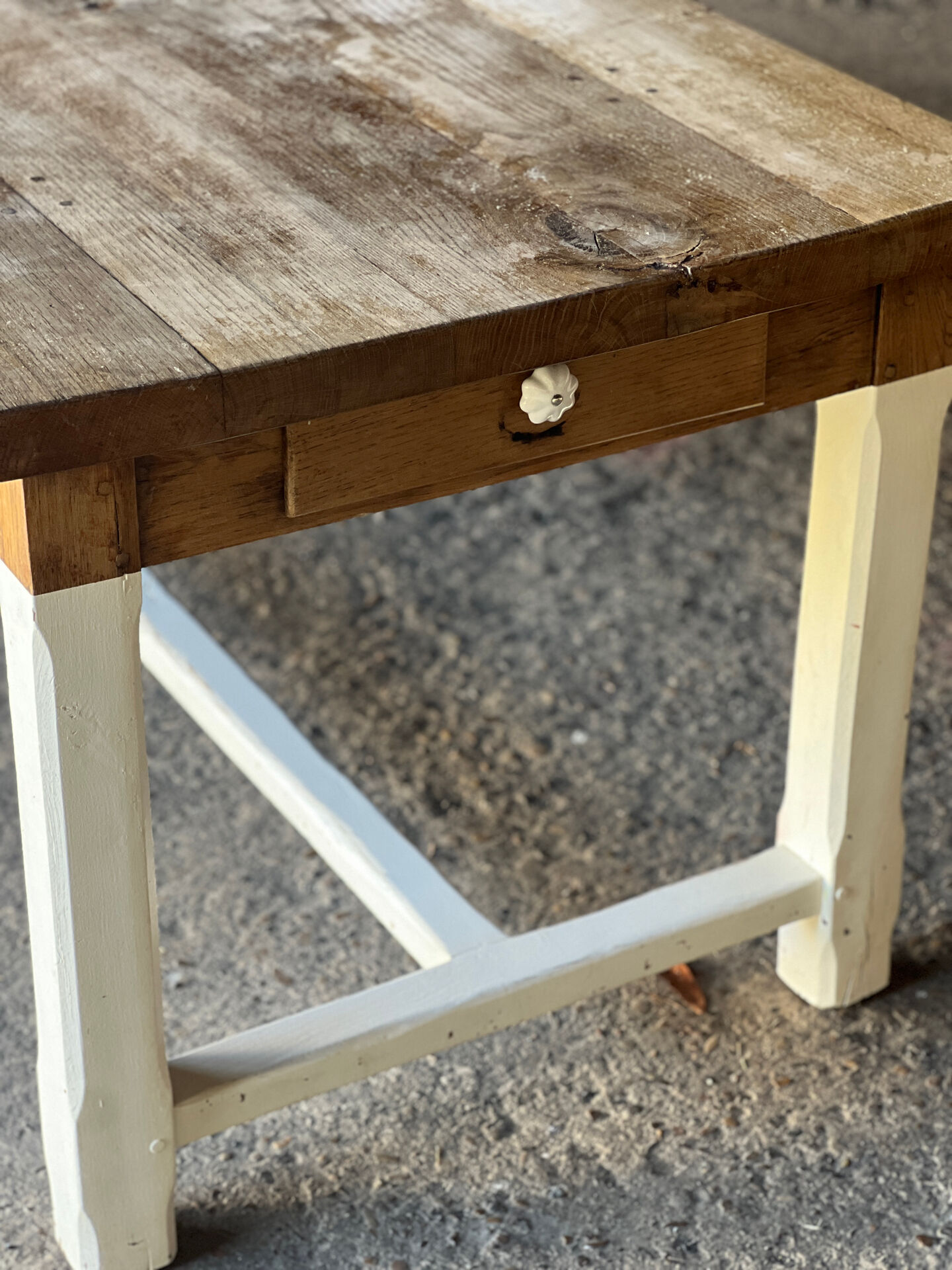 Farm table in solid oak - white patinated legs and its bench.