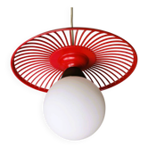 Lampe suspendue de table de cuisine des années 60 en plastique rouge.