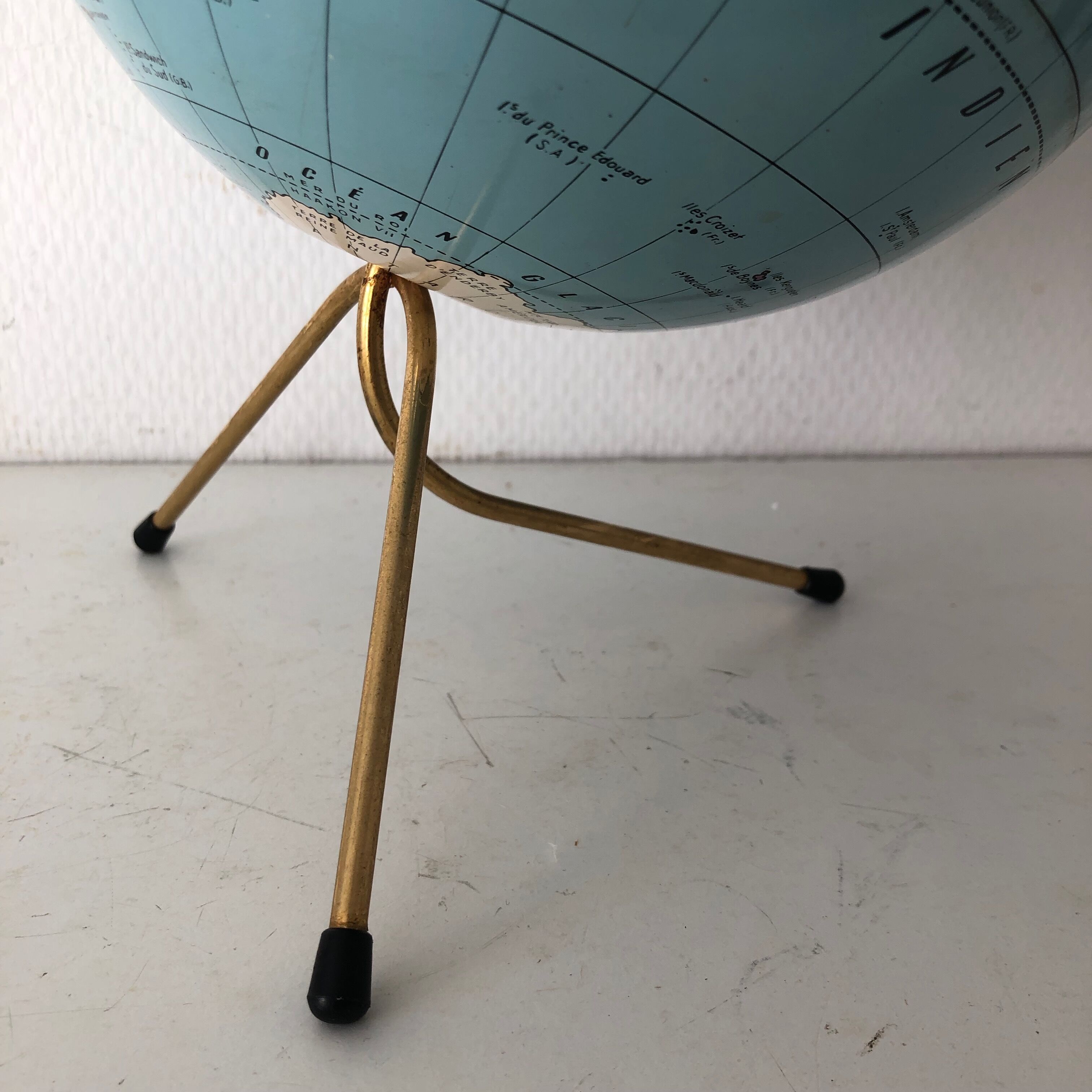 Globe Taride tripod 29cm vintage 1960