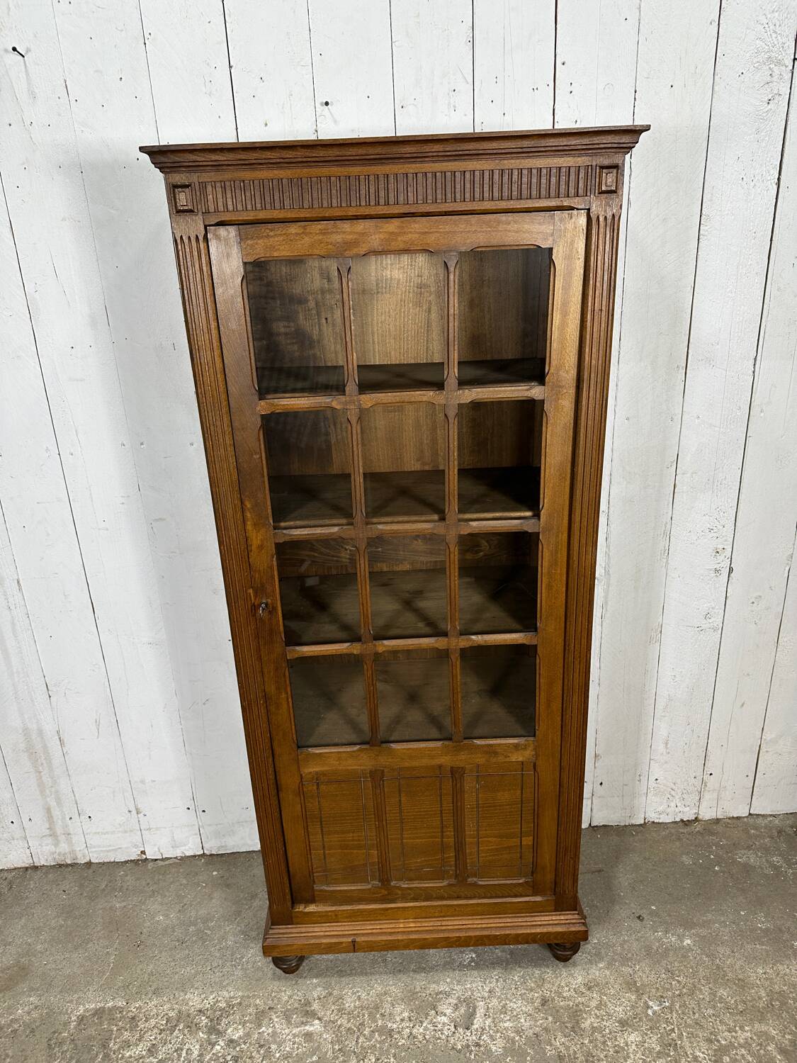 Vitrine parisienne en bois