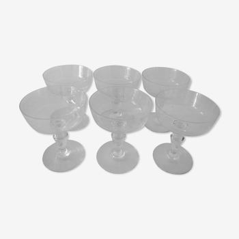 Suite de six coupes à champagne sur pied en cristal incolore gravé