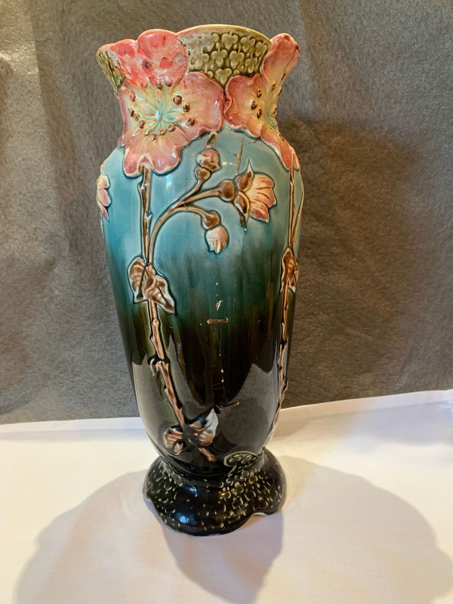 2 vases et jardinière art nouveau , barbotine , signé