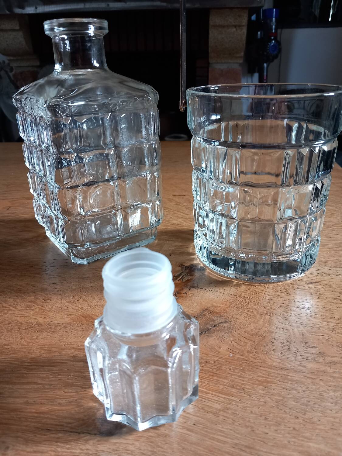 1 whiskey decanter + 1 vintage ice bucket