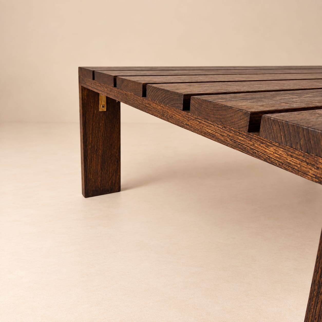 Table basse wenge néerlandaise des années 60.