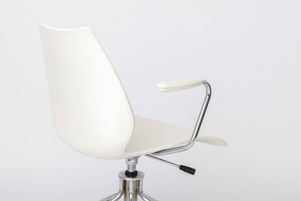 Chaise pivotante Maui vintage de Kartell par Vico Magistretti, design italien des années 2000.