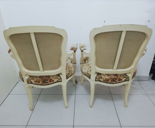 Paire de fauteuils de style Louis XV assise et dossier tissu brodé